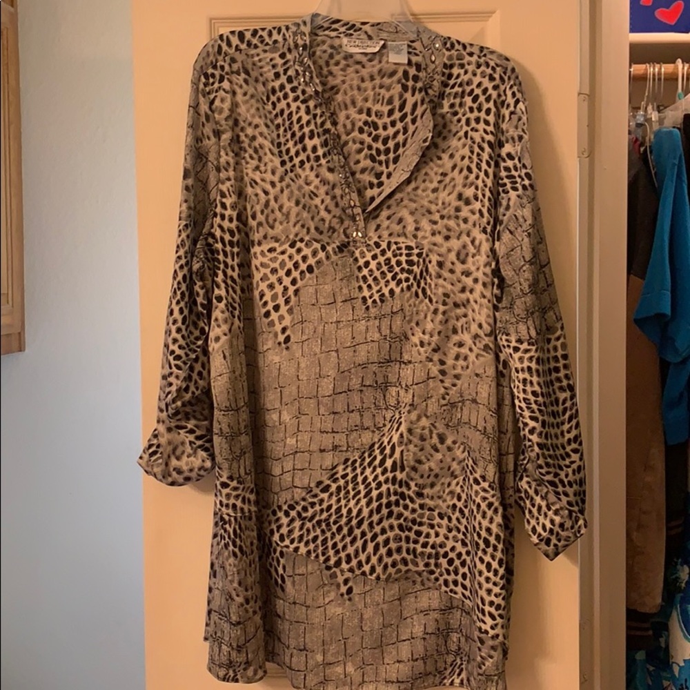 Black and white tunic top w/ bedazzled neck line